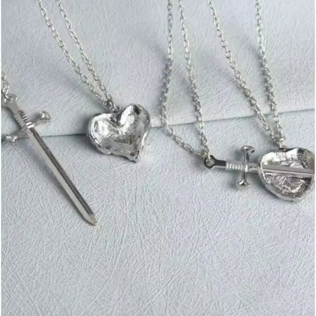 Enlace Eterno Collar Corazón Espada