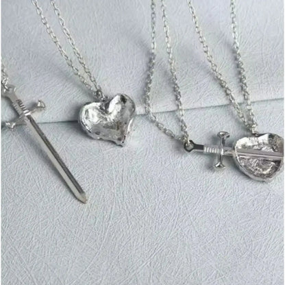 Enlace Eterno Collar Corazón Espada